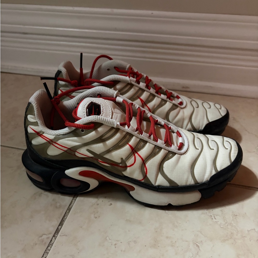 NIKE AIR MAX PLUS
